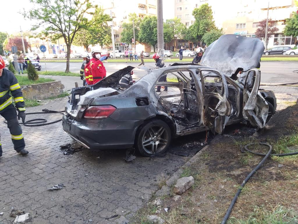 Mașină care a explodat în Arad. La volanul ei se găsea omul de afaceri Ioan Crișan.