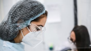 Medic cu mască într-un laborator medical.