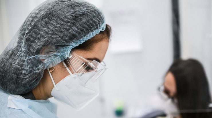 Medic cu mască într-un laborator medical.