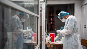 cercetator in laborator.