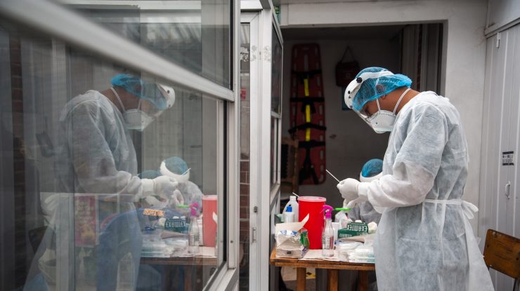 cercetator in laborator.