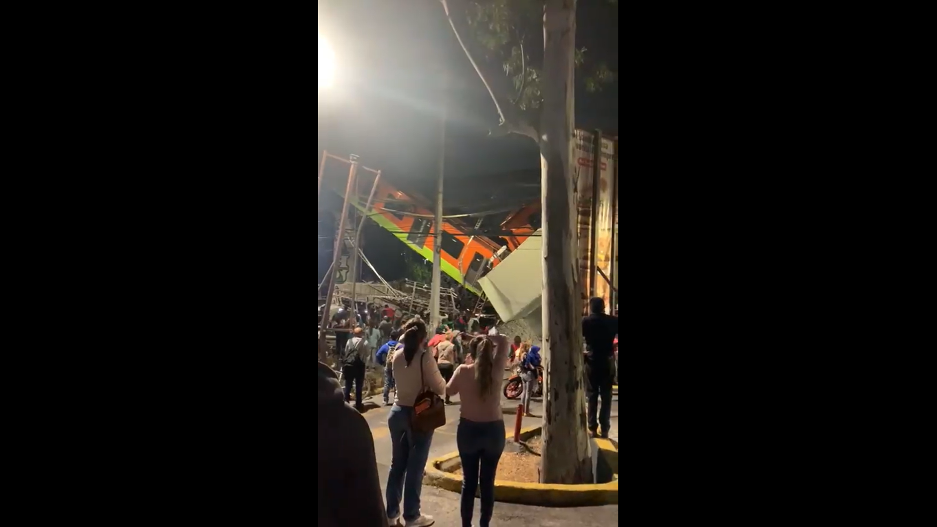 Cel puțin 23 de morți și zeci de răniți în urma prăbușirii unei linii de metrou din capitala Mexicului. VIDEO