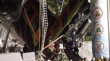 Mexicul încă îşi numără morţii, după ce garnitura unui metrou s-a prăbuşit. Mai mulţi medici şi pompieri caută supraviețuitori