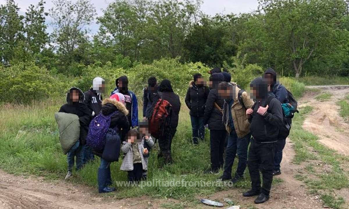 15 migranți au fost prinși după ce au traversat Dunărea cu o barcă gonflabilă