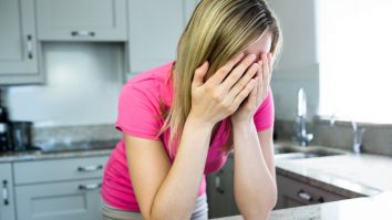 Suferi de migrene? Un nou studiu spune că obiceiurile tale alimentare ar putea fi de vină