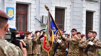 Anchetă într-un centru de vaccinare din Craiova. Un subofițer, acuzat că a cerut oamenilor să îi cumpere votcă