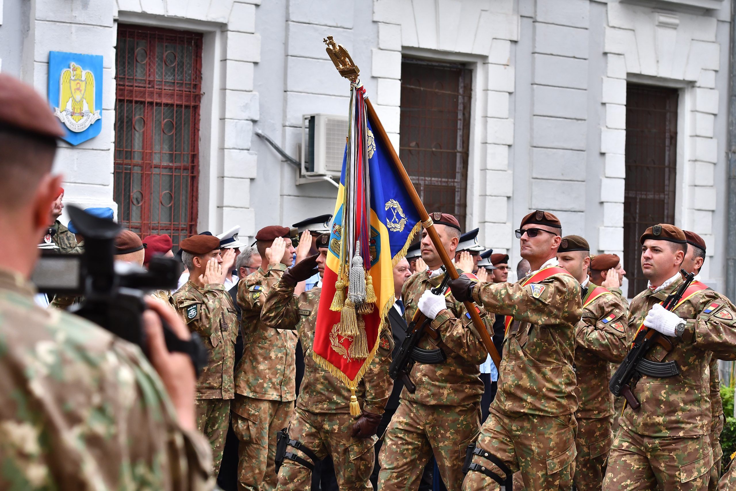 Anchetă într-un centru de vaccinare din Craiova. Un subofițer, acuzat că a cerut oamenilor să îi cumpere votcă