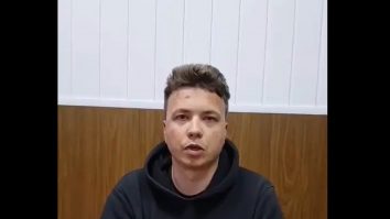 Jurnalistul Protasevici, cu fața plină de vânătăi, apare într-un video în care spune că este „tratat bine”