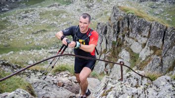 mircea geanta urcand pe munte.