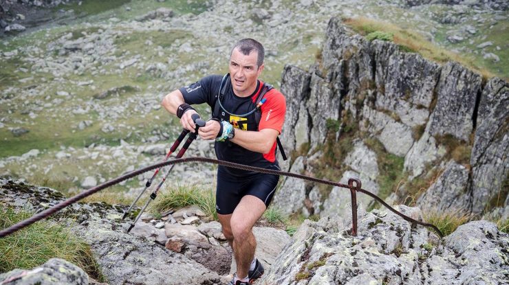 mircea geanta urcand pe munte.