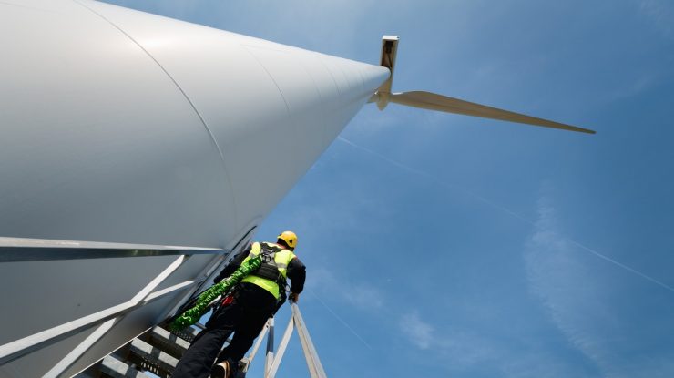 Un tânăr a decedat după ce a fost prins în motorul unei eoliene, în județul Constanța