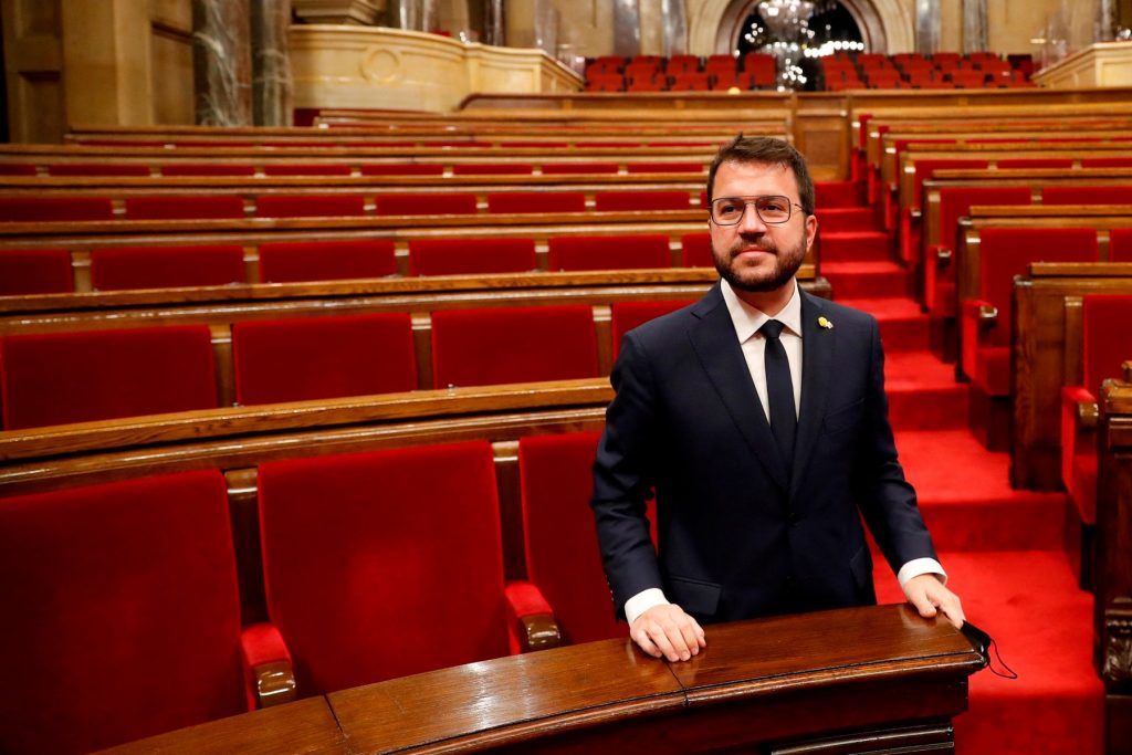 Noul primar al Cataloniei, Pere Aragones, este fotografiat într-o aulă