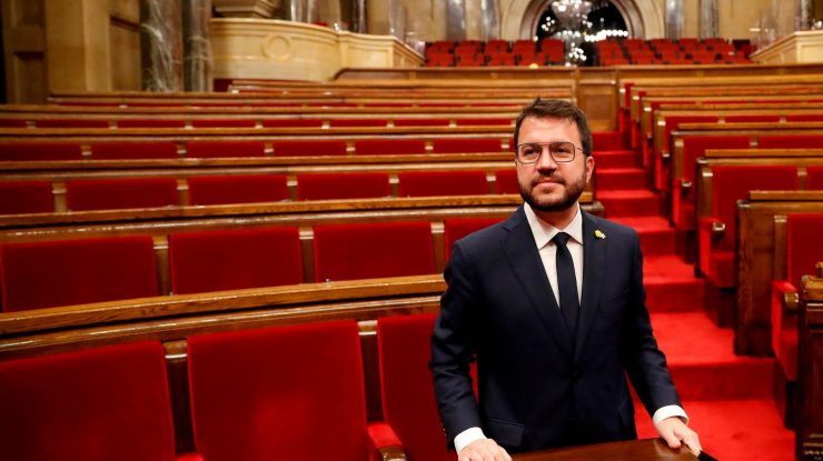 Noul primar al Cataloniei, Pere Aragones, este fotografiat într-o aulă