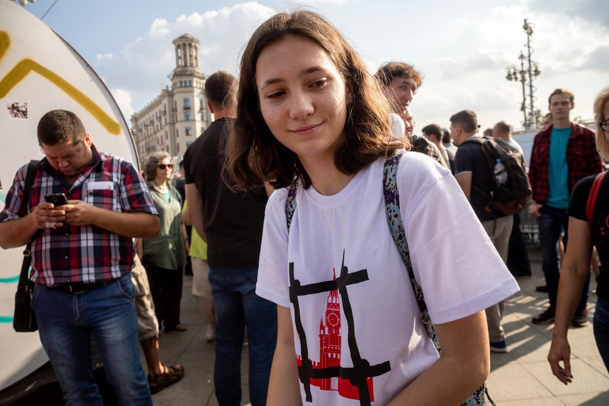 O protestatară din Rusia, care le-a citit Constituția jandarmilor, a fost condamnată la 2 ani de „libertate limitată”