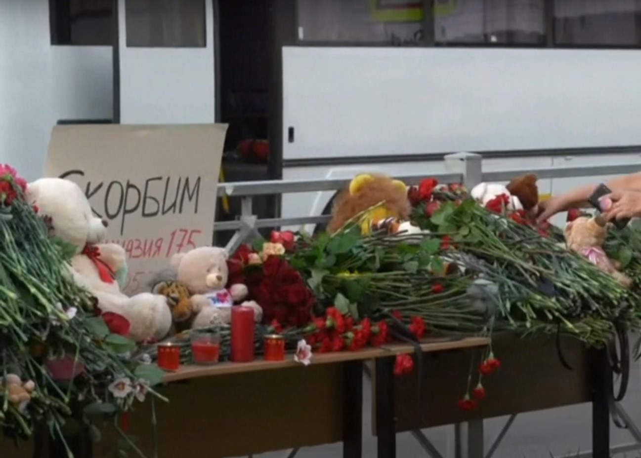 Omagiu adus copiilor uciși în tragedia care a cutremurat Rusia. Flori și jucării, depuse în fața școlii din Kazan