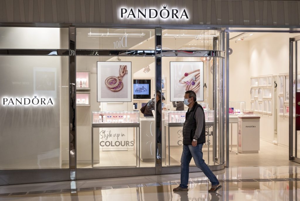 Pandora renunță la diamantele din mină. Ce fel de pietre prețioase va folosi compania de bijuterii