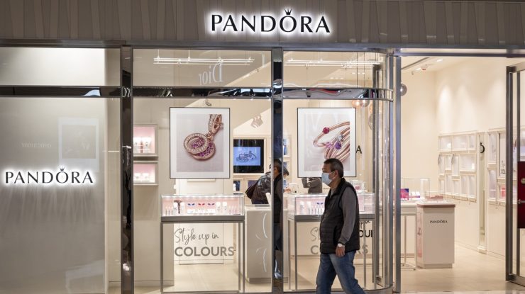 Pandora renunță la diamantele din mină. Ce fel de pietre prețioase va folosi compania de bijuterii