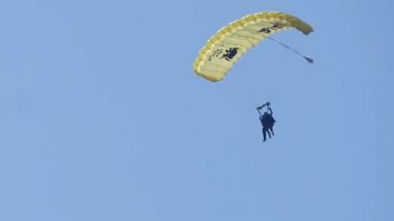 1 Mai a deschis sezonul sporturilor extreme. Cât costă un salt cu parașuta