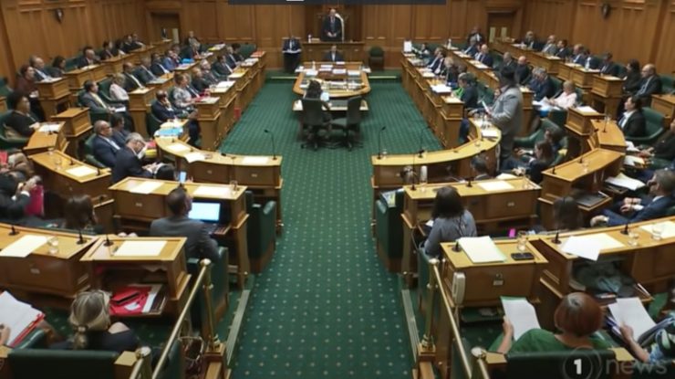 Un politician a fost dat afară din Parlament după ce a dansat ostentativ în fața partidului de opoziție