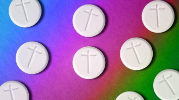 Pastile de ecstasy așezate pe u suprafață colorată.