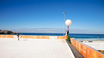 S-a deschis primul patinoar pe plajă din Europa, chiar la noi în țară