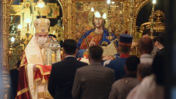 Lumina Sfântă de la Ierusalim a ajuns în România. Mesajele de Paște ale politicienilor
