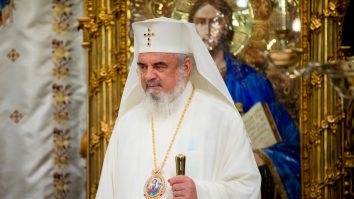 patriarhul daniel in vestminte albe.