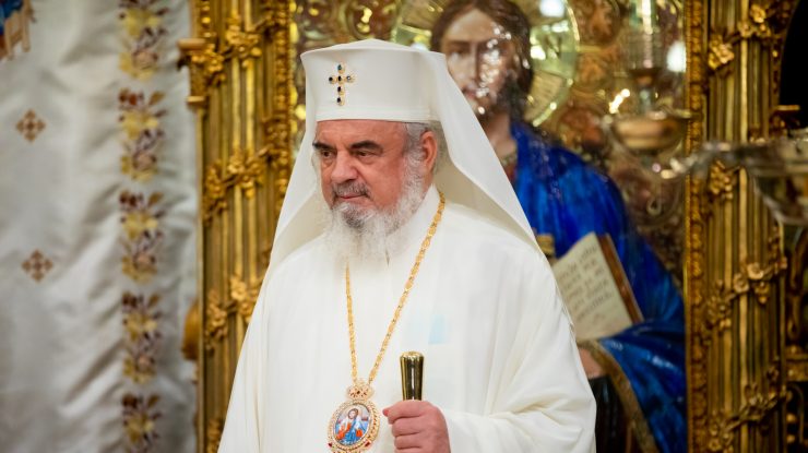 patriarhul daniel in vestminte albe.
