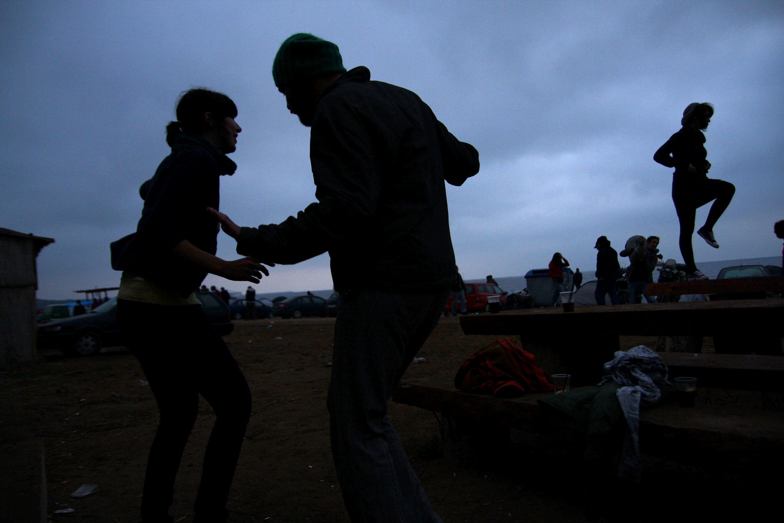 Mai mulți tineri au fost amendați pentru că au organizat petreceri pe plaja din Vama Veche