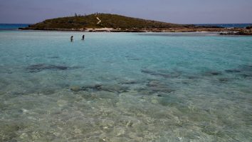 O femeie pe plaja Nissi din Ayia Napa, în Cipru, în 2020.