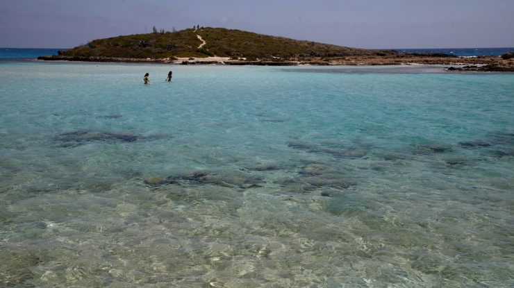 O femeie pe plaja Nissi din Ayia Napa, în Cipru, în 2020.