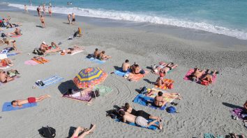 Temperatura turiştilor de pe plajă, verificată cu drona în Italia