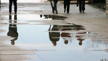 Porțiune cu apă pe stradă, în urma unei ploi.