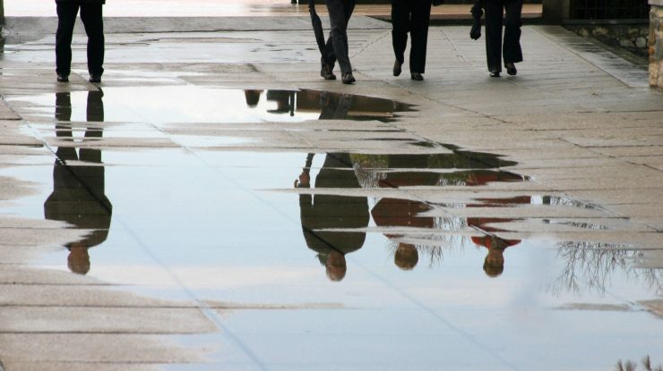 Porțiune cu apă pe stradă, în urma unei ploi.