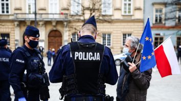 Ai noștri pensați, ai lor îndoctrinați. Polițiștii polonezi sunt învățați de sistem că persoanele LGBT sunt o „patologie socială”