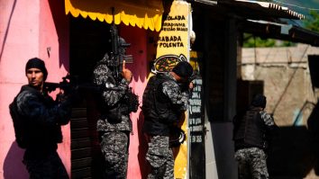 Zeci de morţi în Rio de Janeiro, în urma unui schimb de focuri între poliţie şi suspecţi