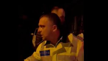 Mai mulți poliţişti, agresaţi de un grup de persoane: un agent a fost lovit cu capul în faţă. Cum a izbucnit scandalul VIDEO