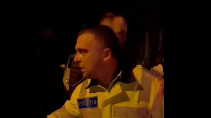 Mai mulți poliţişti, agresaţi de un grup de persoane: un agent a fost lovit cu capul în faţă. Cum a izbucnit scandalul VIDEO