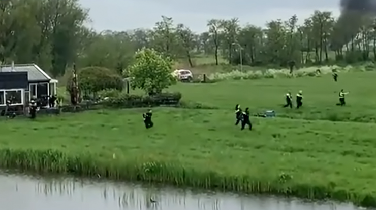 Polițiști schimbând focuri de armă cu 7 bărbați care au jefuit o mașină care transporta bijuterii.