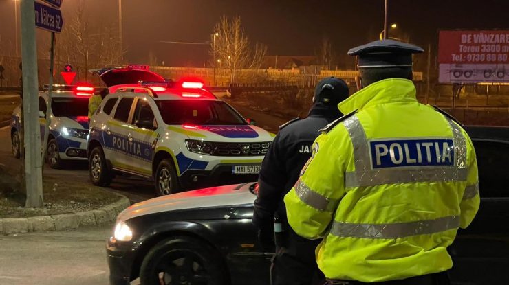 politisti si jandarmi la un control in pandemie.