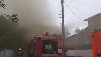 O mașină de pompieri intervine la un incendiu produs la mansarda unui bloc din Popești Leordeni