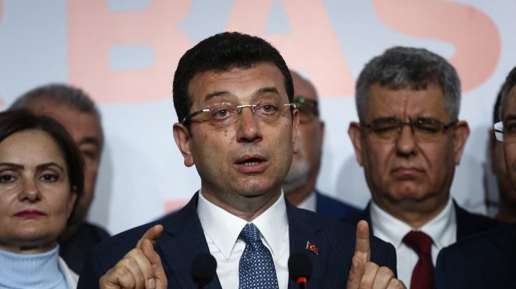 Primarul Instanbulului, anchetat pentru că a stat cu mâinile la spate la mormântul sultanului Mehmet al II-lea