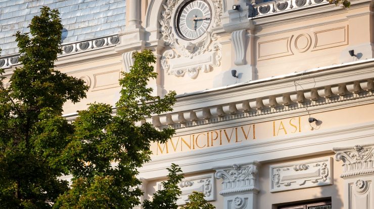 detaliu cu cladirea primariei municipiului iasi.