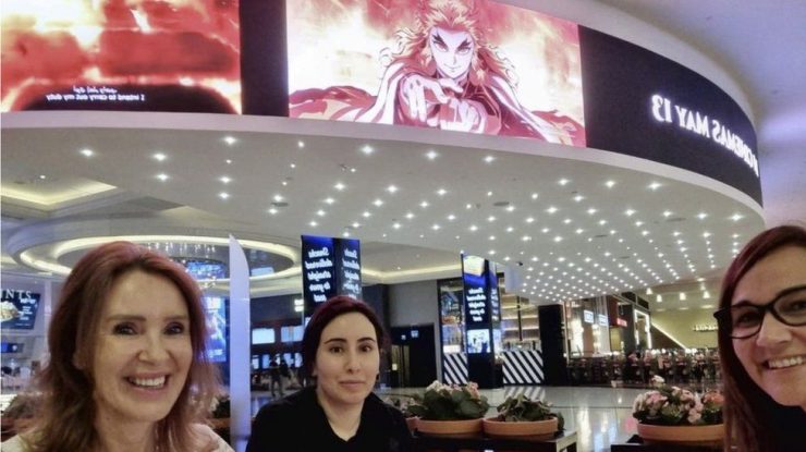 Prințesa Latifa, fotografiată la mall alături de alte două persoane