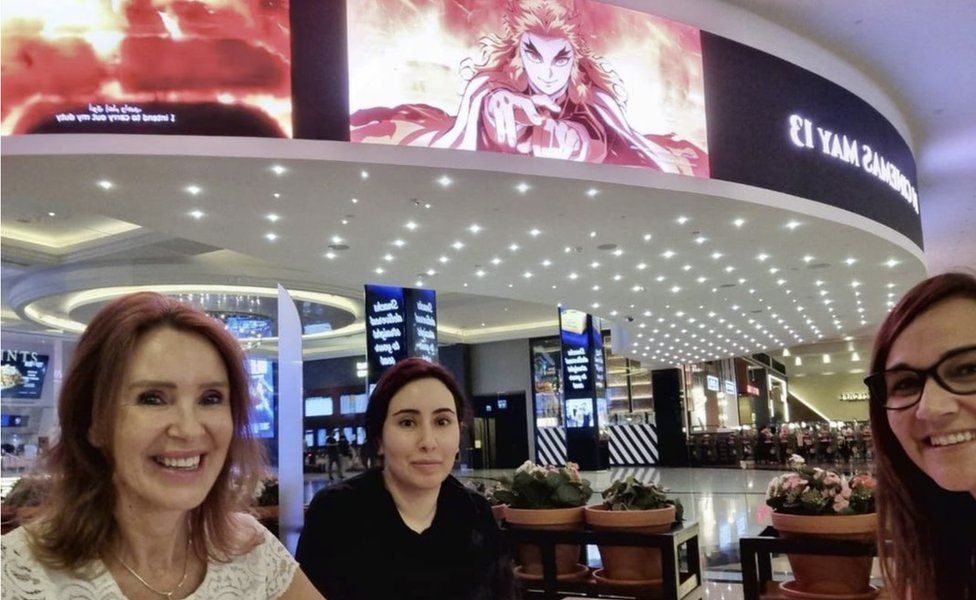 Prințesa Latifa, fotografiată la mall alături de alte două persoane