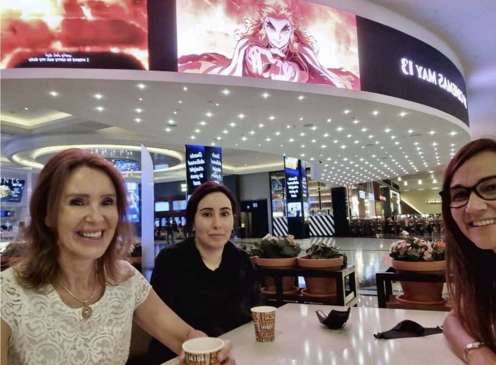 Prințesa Latifa, fotografiată la mall alături de alte două persoane