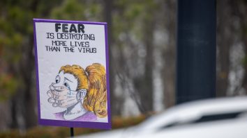 o pancarta la un protest anti-masca in limba engleza, la o manifestatie anti-restrictii din sua.