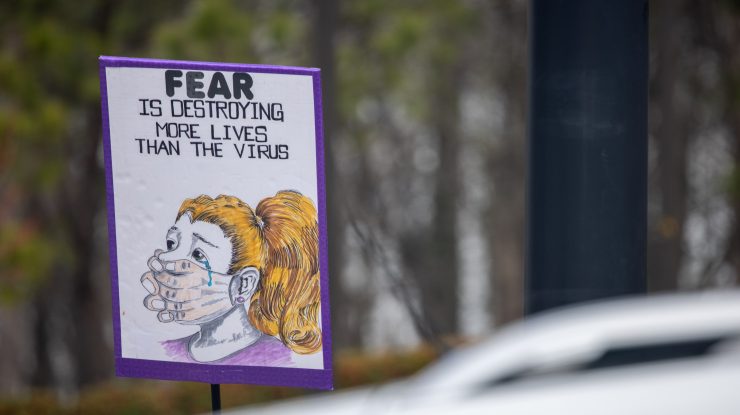 o pancarta la un protest anti-masca in limba engleza, la o manifestatie anti-restrictii din sua.