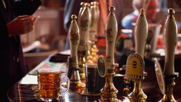 Anglia face încă un pas spre libertate. S-au deschis în interior toate localurile din Londra