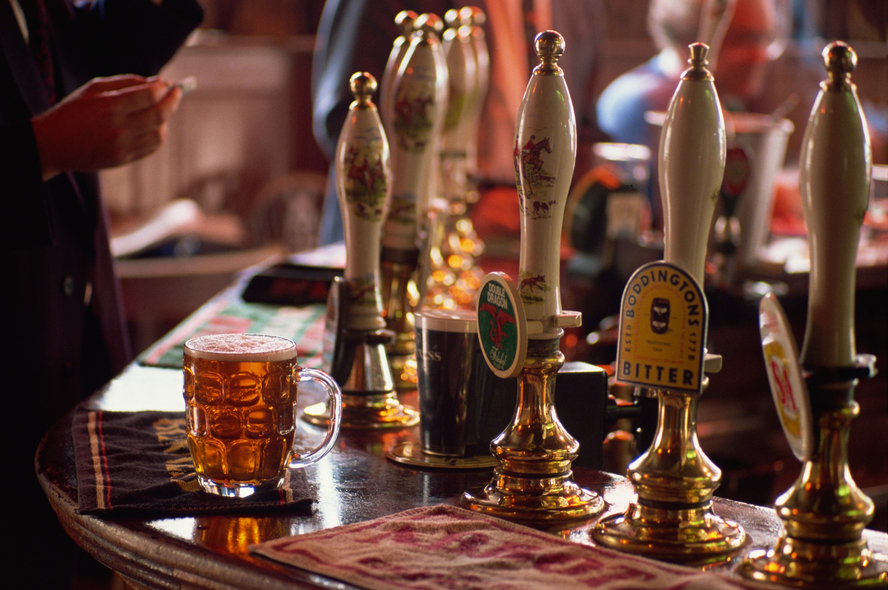 Anglia face încă un pas spre libertate. S-au deschis în interior toate localurile din Londra